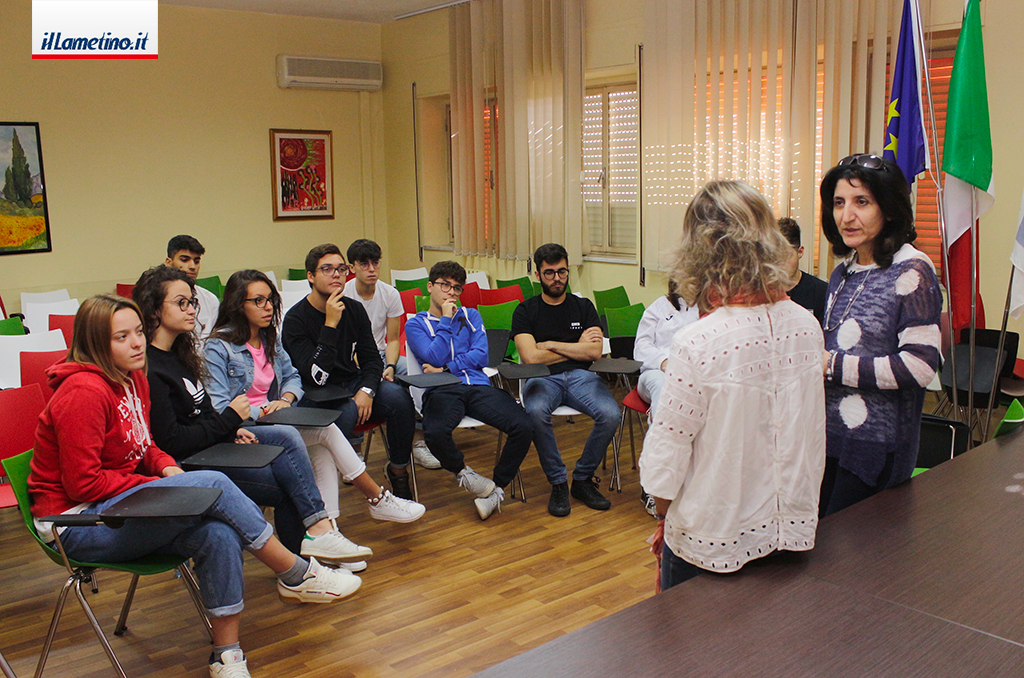 I giovani, la politica e l'ambiente, viaggio nelle scuole lametine: prima tappa al liceo scientifico - VIDEO