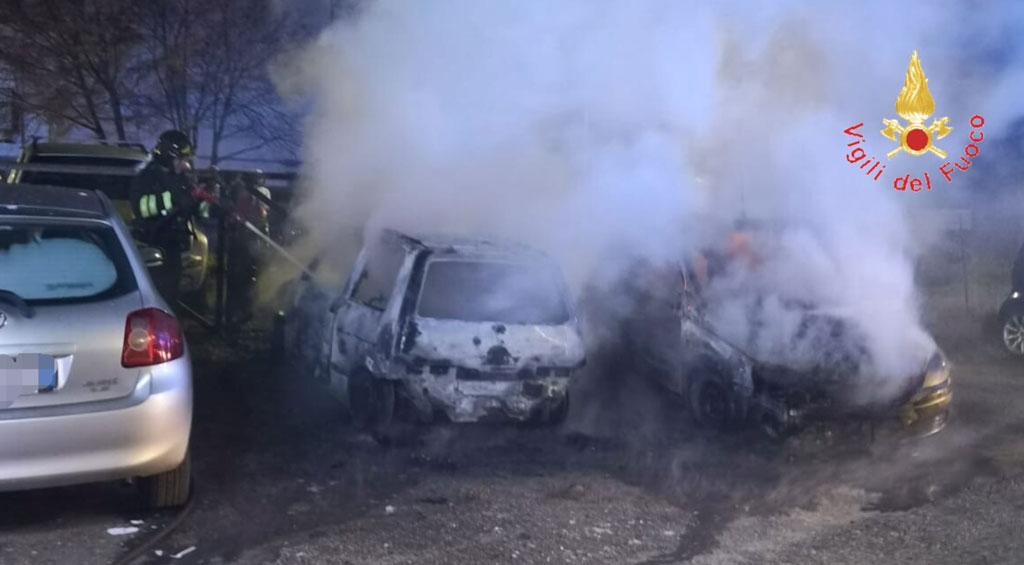 Diverse auto in fiamme nella notte a Catanzaro, avviate indagini 