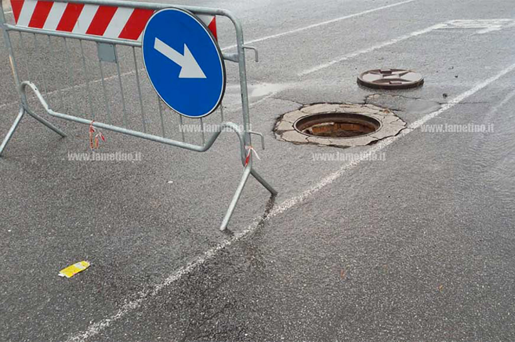 Lamezia, Maltempo: auto danneggiate e diversi tombini saltati