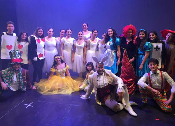 A Roccella la prima di "Il magico mondo di Alice" della compagnia lametina “A regola d'arte”