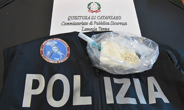Lamezia, fermato per un controllo dalla polizia e trovato in possesso di cocaina: arrestato 20enne