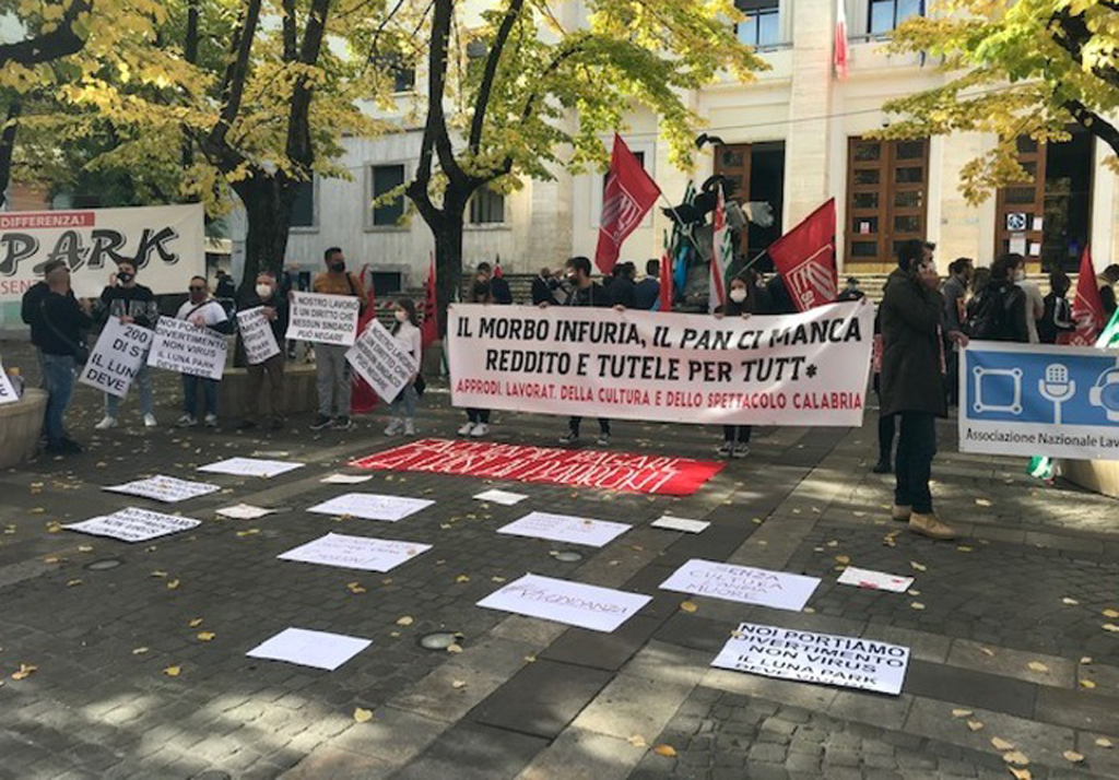 Manifestazione lavoratori dello spettacolo a Cosenza contro Dpcm