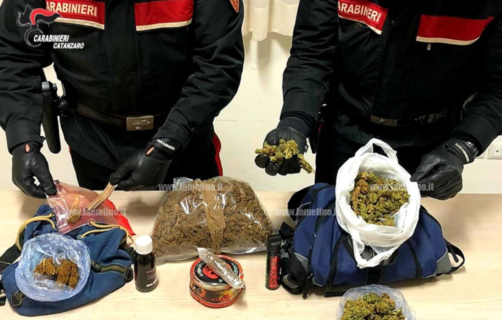 Lamezia, lancia zaino pieno di marijuana dal balcone durante una perquisizione: 40enne ai domiciliari