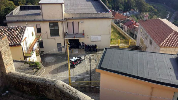Migranti si incatenano davanti centro Sprar di Isca contro ricovero amico