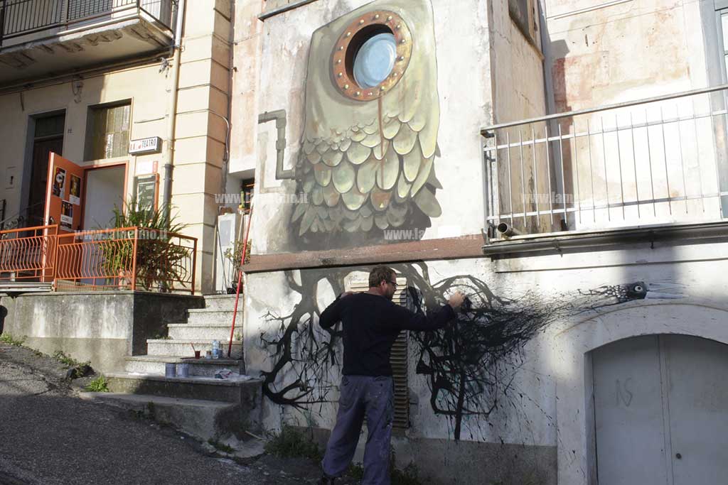 Lamezia, murales dello scultore Mìles sul rischio di perdita culturale al Tip teatro