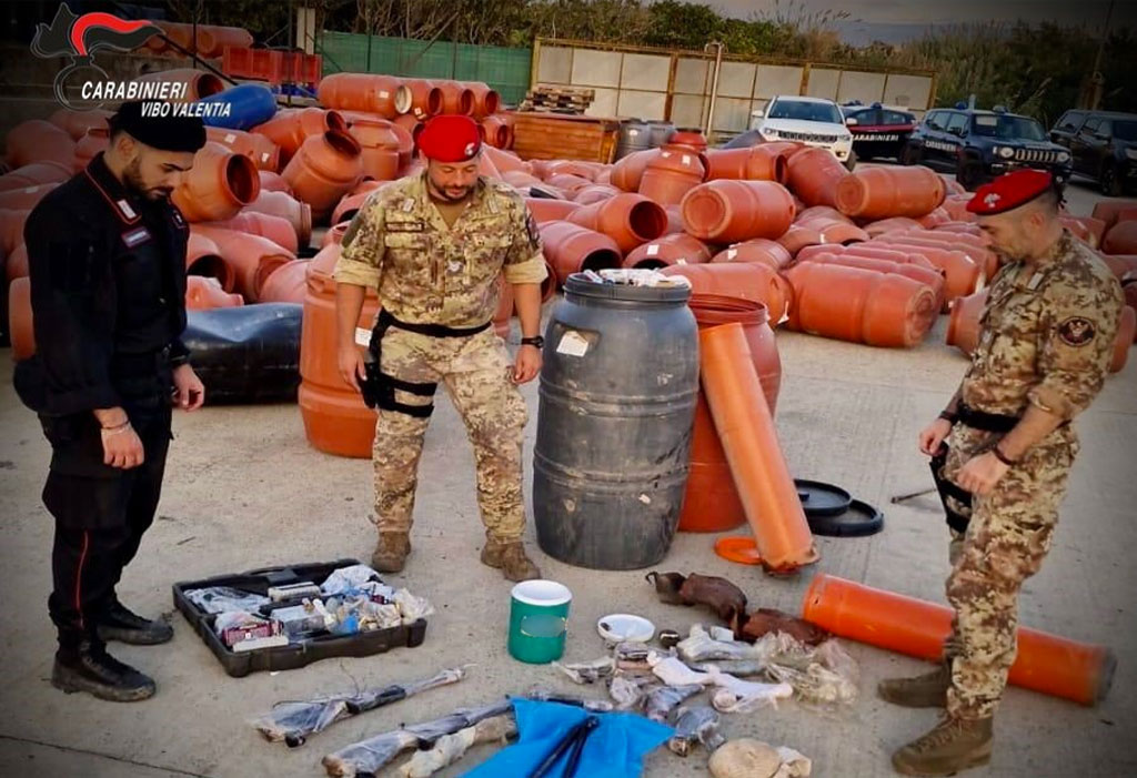 In azienda agricola autorizzata a produzione canapa indiana legale nel Vibonese carabinieri sequestrano piante illegali e un arsenale: 2 arresti