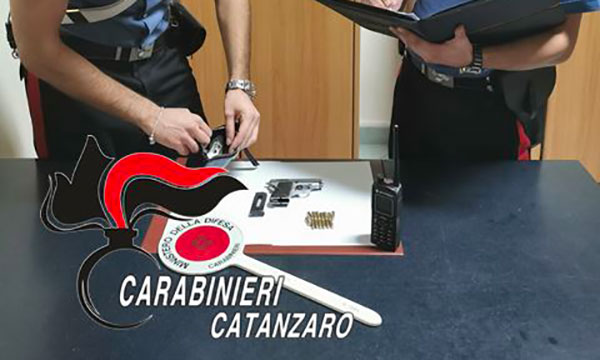 In auto con una pistola e 14 proiettili, due arresti nel catanzarese