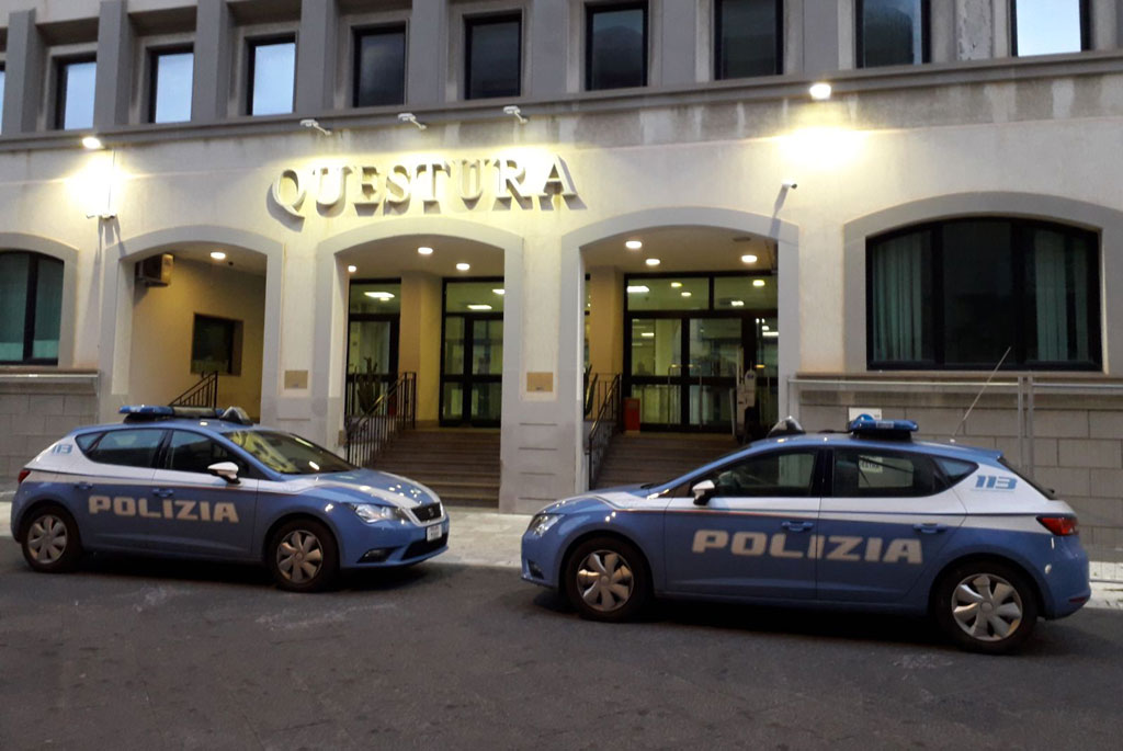 Droga, armi e munizioni nascoste in condominio a Reggio: indagini in corso