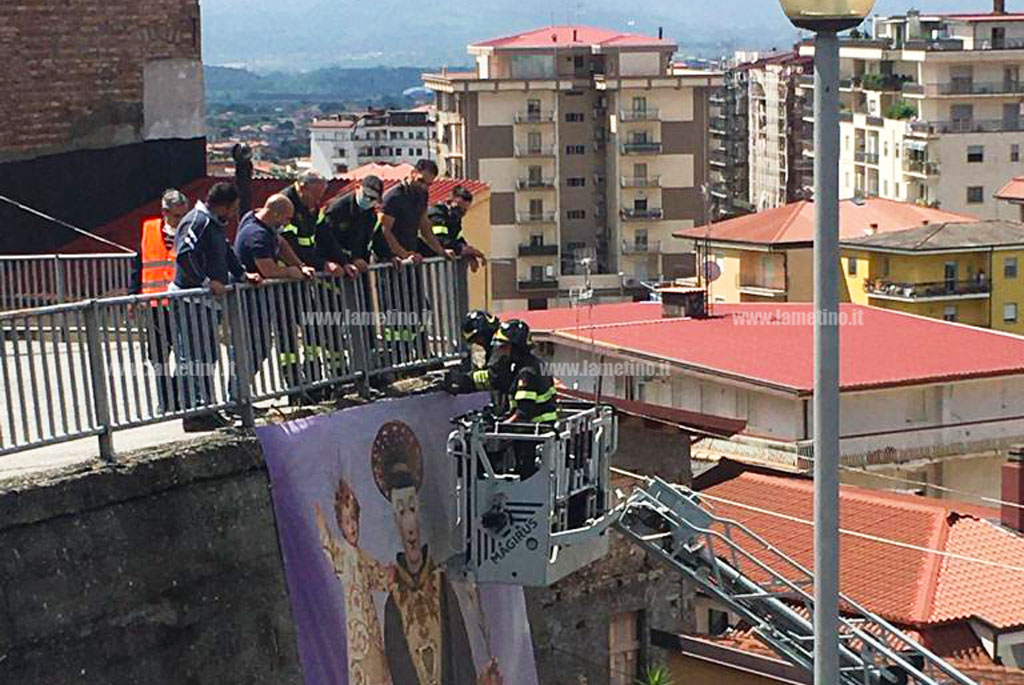 Lamezia, pericolo caduta calcinacci: intervento Vigili del fuoco in piazzale Santuario Sant'Antonio