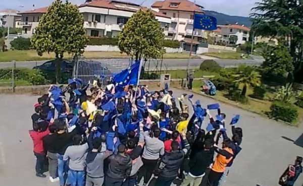 Lamezia, flash mob con alzabandiera sulle note dell'Inno alla gioia per festa dell'Europa all'istituto di Savutano