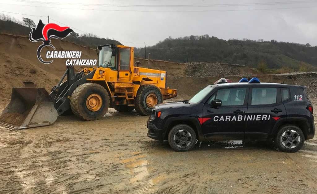 Rubano inerti da un terreno comunale, 2 arresti a Maida
