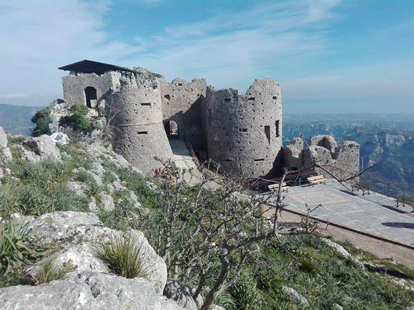 Immagine castello Stilo vince concorso fotografico a Paestum