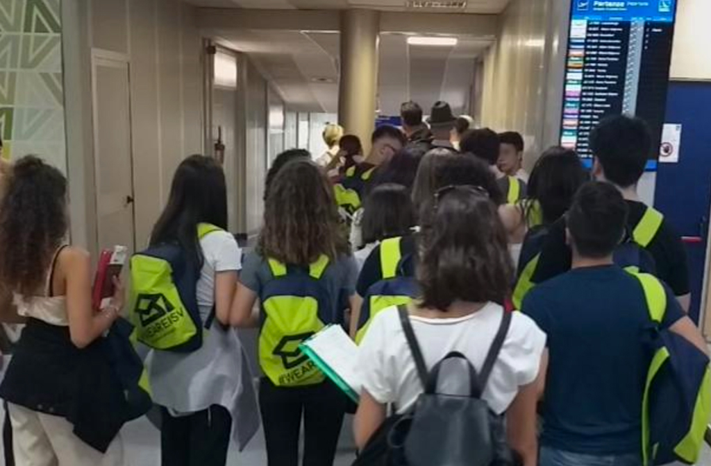 foto-studenti-aereo-ritardo-2019-luglio.jpg