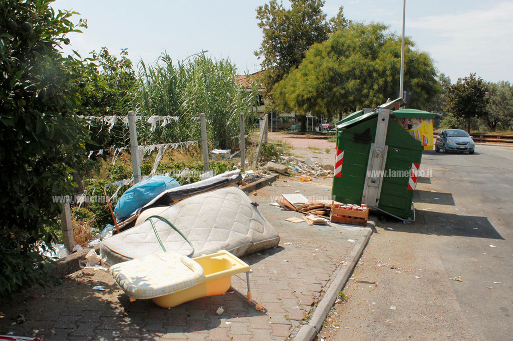 Lamezia: mini discarica vicino rotatoria in via Scarpino