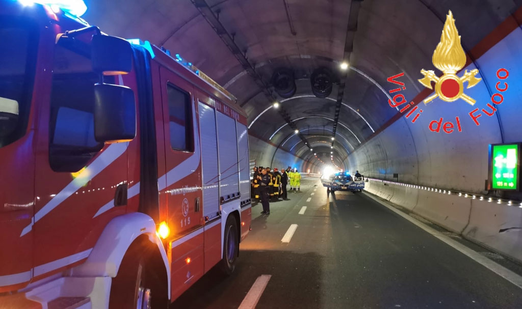 Scontro tra due auto in galleria sulla SS 106 a Catanzaro, interviene elisoccorso