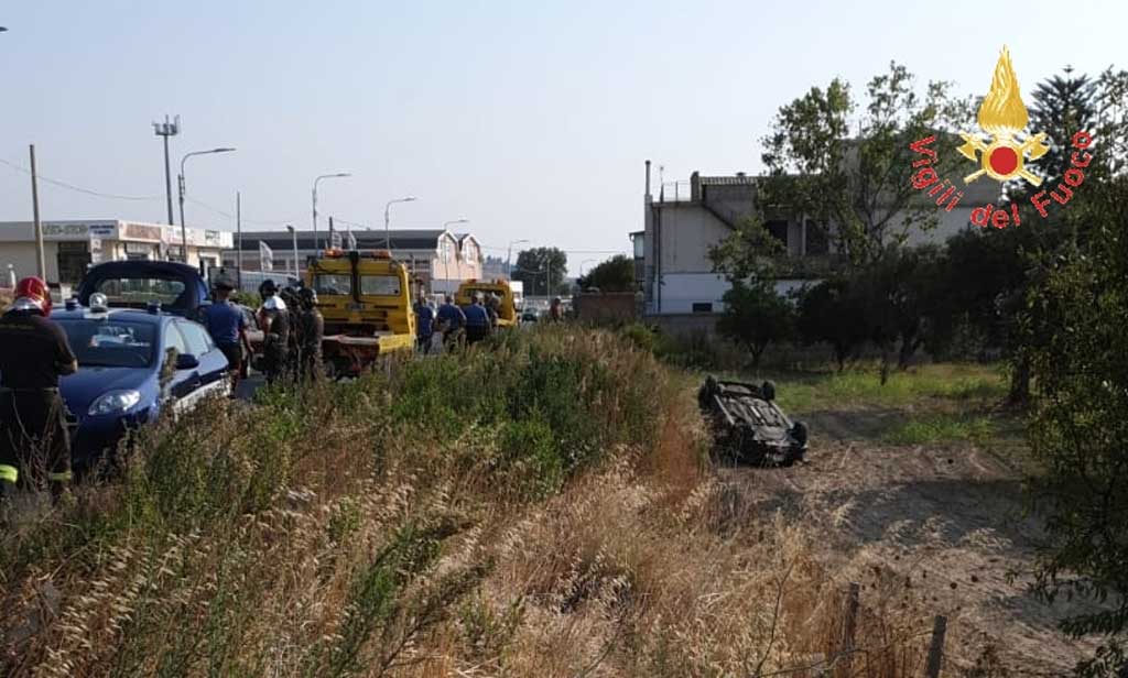 Scontro tra due auto a Catanzaro, una si ribalta: feriti