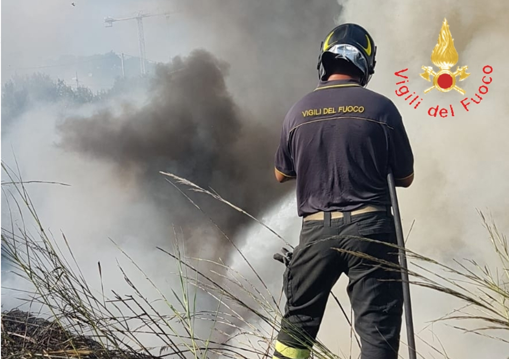 Vasto incendio a Catanzaro vicino SS 280 lambisce abitazioni e capannone industriale 