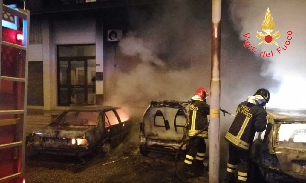 foto-vvf-incendio-auto-badoolto1.jpg