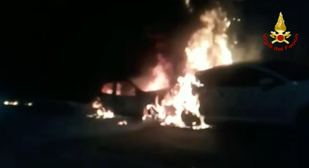 foto-vvf-incendio-auto-roccelletta di borgia.jpg