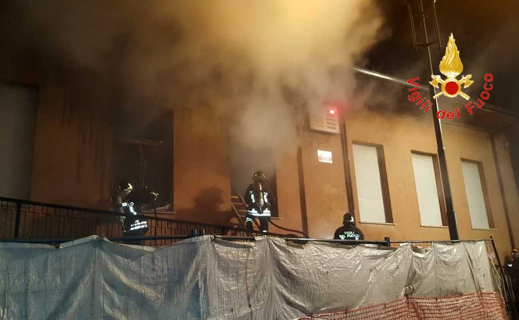 Incendio nella notte in scuola primaria ad Amato, edificio era in ristrutturazione 