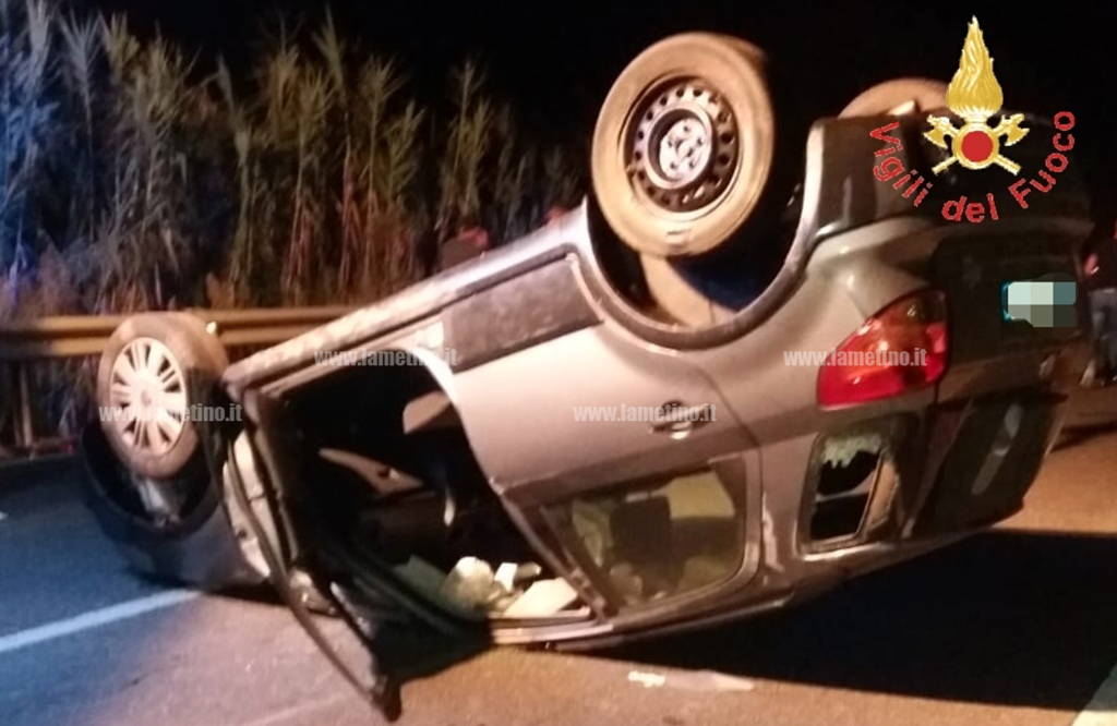 Lamezia, auto finisce contro guardrail e si ribalta: ferita donna