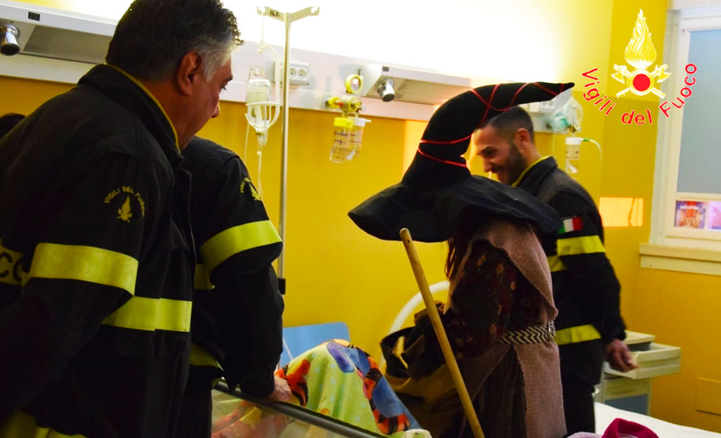 Lamezia, Vigili del Fuoco e la Befana in visita ai piccoli pazienti dell'ospedale