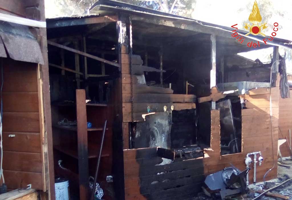 In fiamme struttura balneare a Simeri Mare, danni anche all'interno dei locali