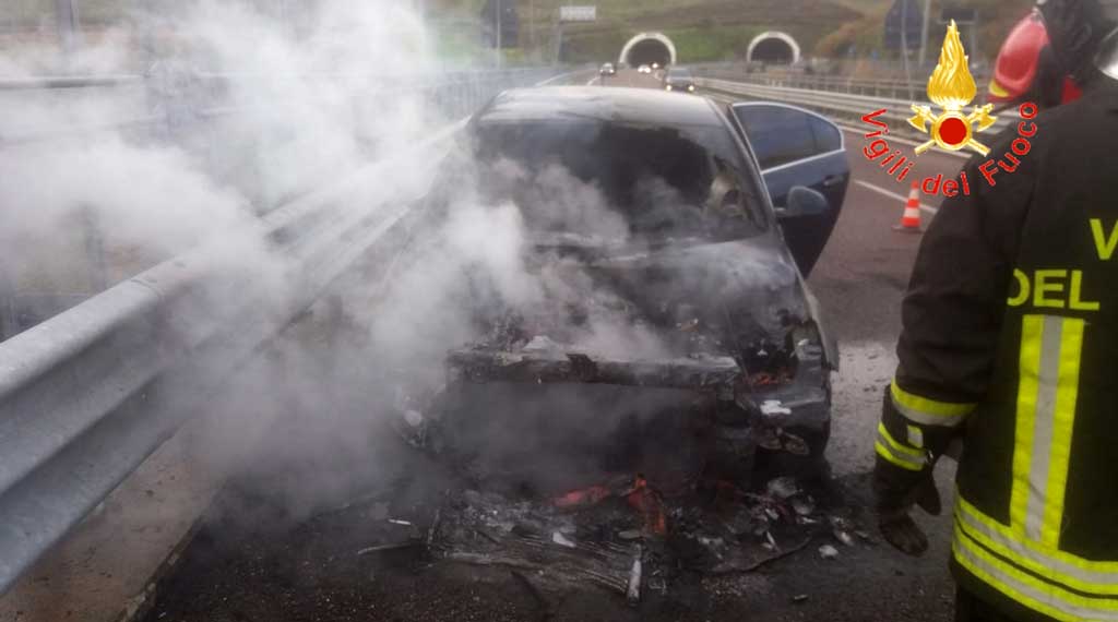 Auto in fiamme sulla statale 106, panico ma nessun ferito 