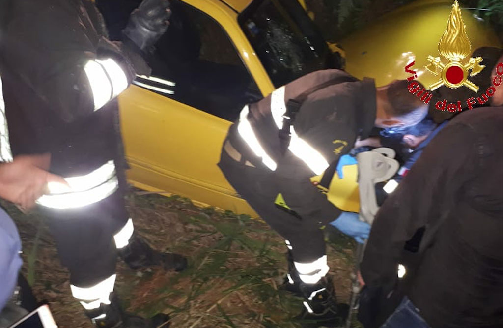 Finisce fuori strada e resta bloccato in auto nel vibonese, soccorso da carabinieri e vigili del fuoco