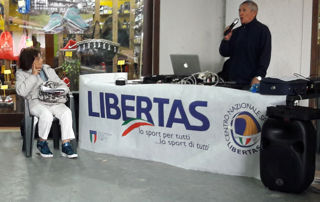 “Leggete e non smettete mai di sognare”, l’appello della scrittrice lametina Antonietta Vincenzo all’evento “Parole e note tra i pini”