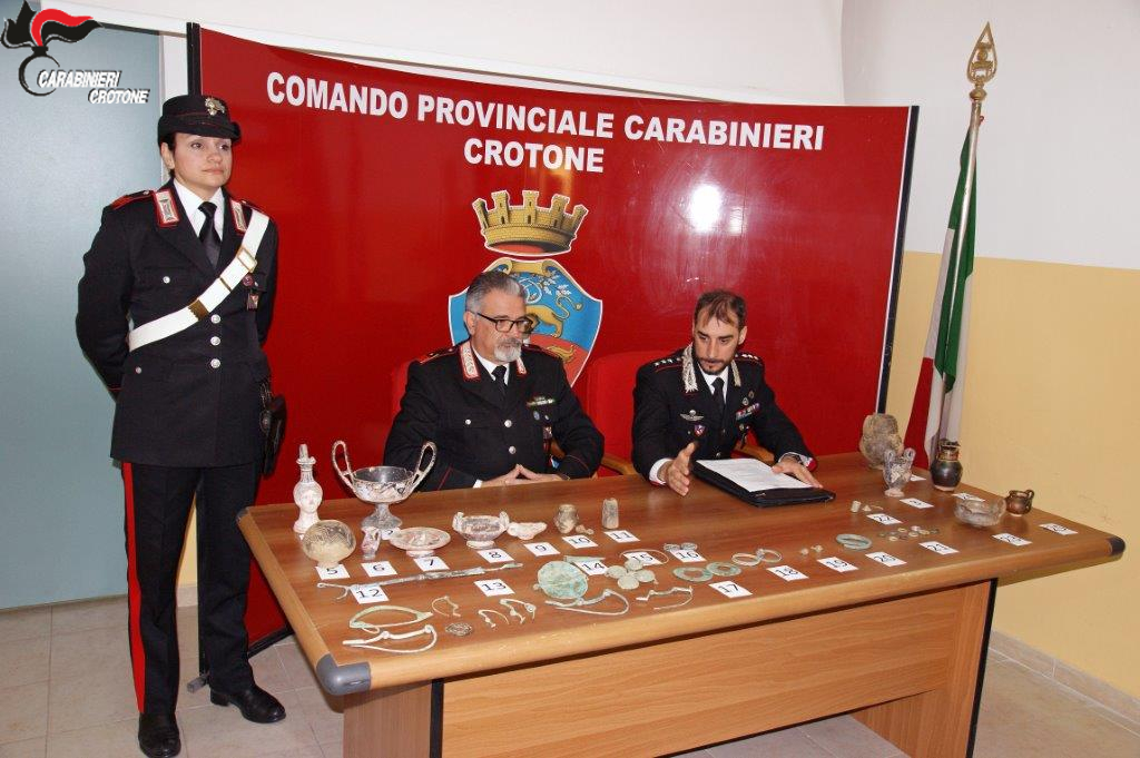 Tesoro archeologico trovato in una stalla del crotonese, reperti risalenti a età del ferro
