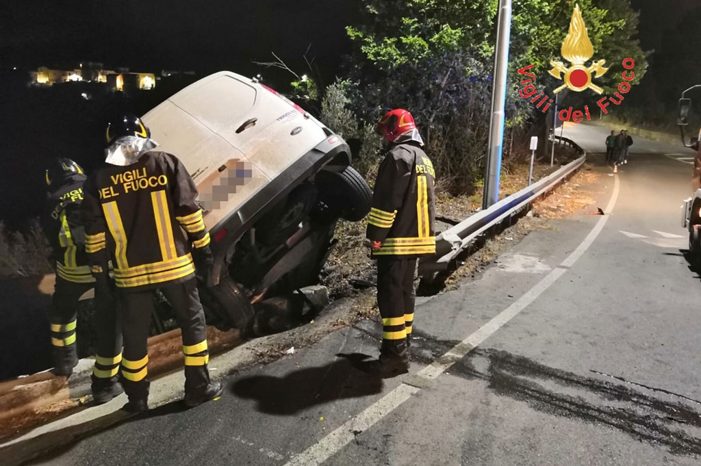 Furgone esce fuori strada e rimane in bilico su ciglio burrone, 2 feriti a Catanzaro