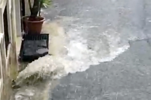 Lamezia: maltempo, fiume d'acqua invade via San Salvatore - VIDEO