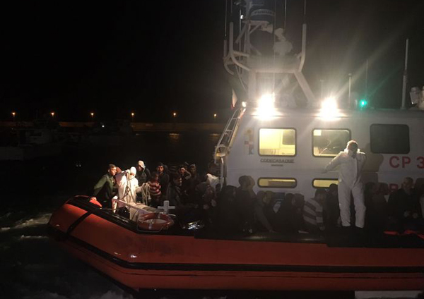 Soccorsi 122 migranti a bordo di una barca a vela al largo Jonio reggino