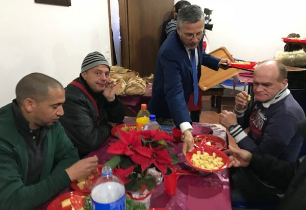 Poliziotti Cosenza cucinano e servono piatti a senza casa