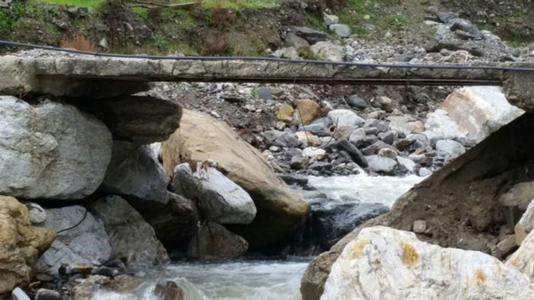 Cede piccolo ponte nel reggino, isolate 9 famiglie 