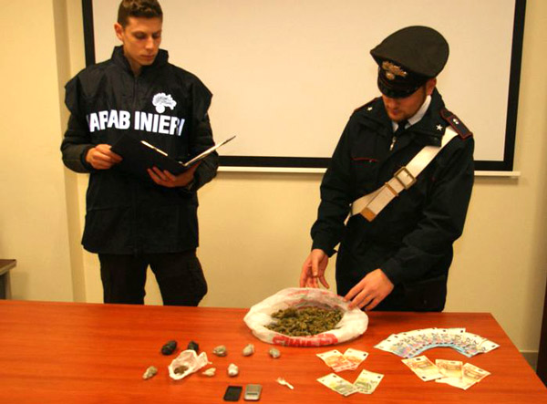 Marijuana e cocaina in auto, arrestato 23enne nel reggino