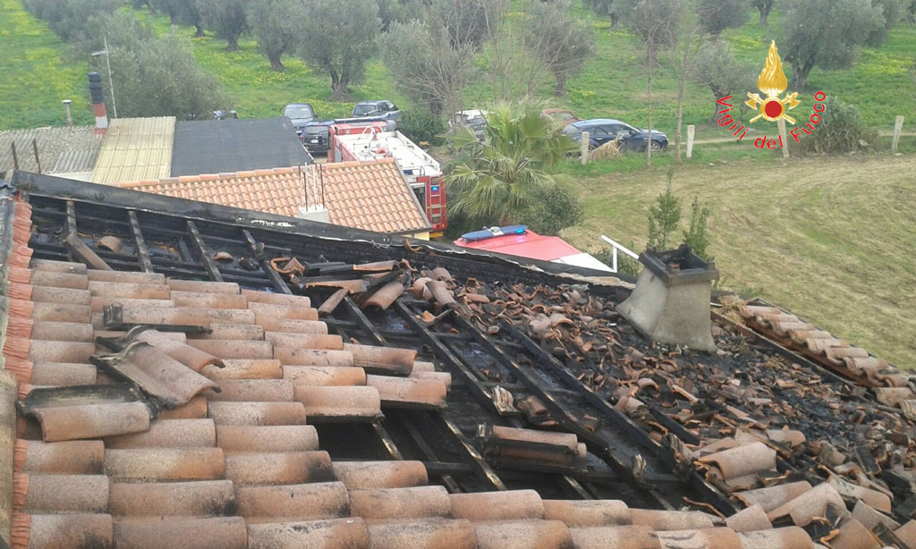 Incendio distrugge tetto abitazione a Curinga, intervengono vigili del fuoco