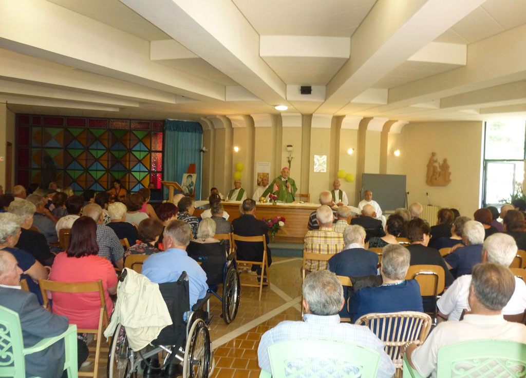 Vescovo Rimedio alla festa degli anziani a Platania: “La società ha bisogno di voi”