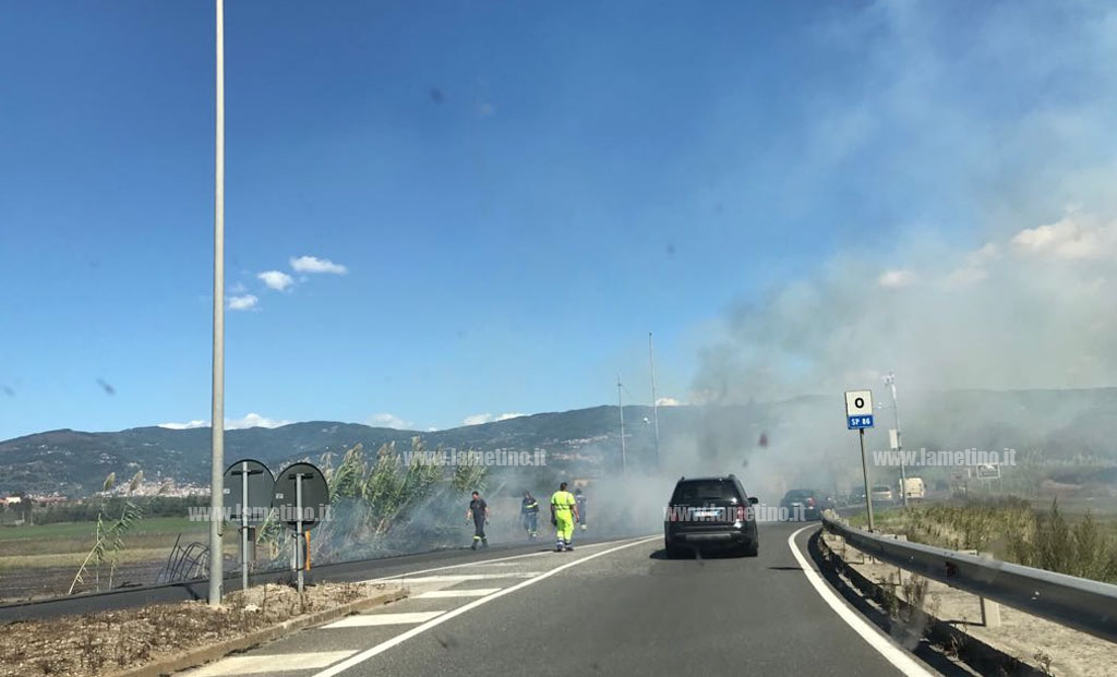Lamezia: incendio sterpaglie su via del Progresso, intervengono vigili del fuoco