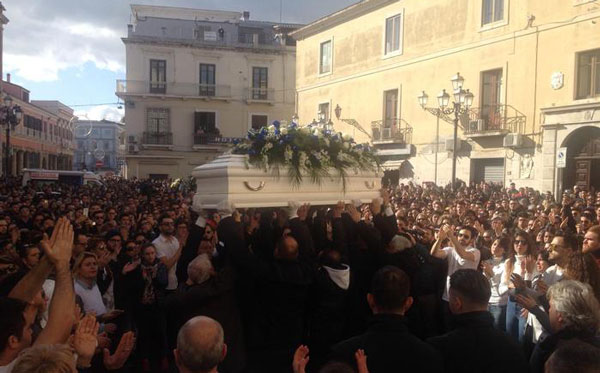 Oggi l'ultimo saluto a Giuseppe, in migliaia ai funerali a Crotone