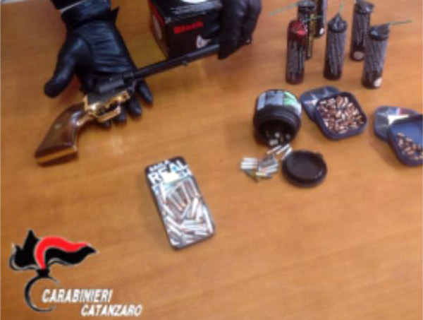 Porto abusivo di armi e munizioni, arrestato 26enne ad Andali