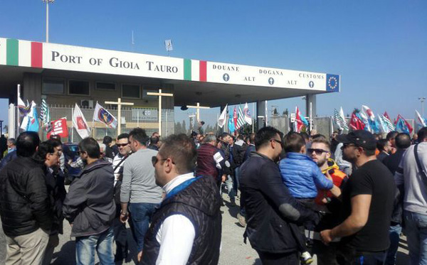 Protesta lavoratori al porto di Gioia Tauro, tre croci davanti inferriate cancelli
