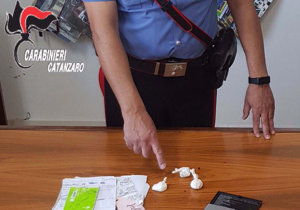 Occultano cocaina sotto le tegole, in manette coppia di coniugi nel catanzarese 