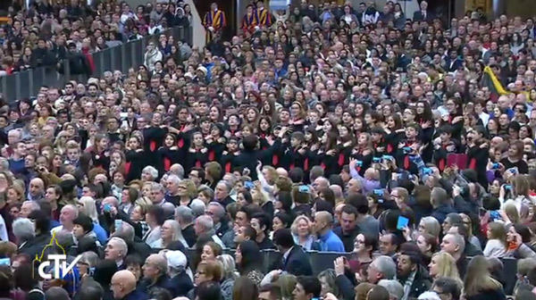 Bambini del coro dell'Istituto 'Sant'Eufemia-Lamezia' si esibiscono in udienza dal Papa