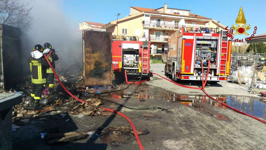 Incendio in container supermercato a Davoli Marina