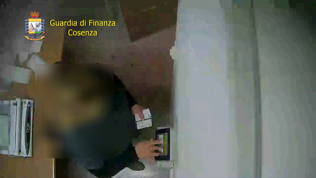 "Furbetti del cartellino": 20 indagati e 12 misure cautelari a pubblici dipendenti nel cosentino - VIDEO