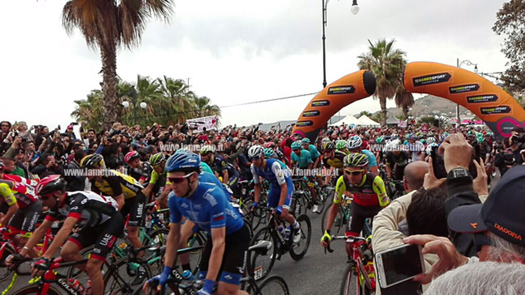 Al via da Reggio Calabria la sesta tappa del 100esimo Giro d’Italia, nel pomeriggio il passaggio da Lamezia - VIDEO
