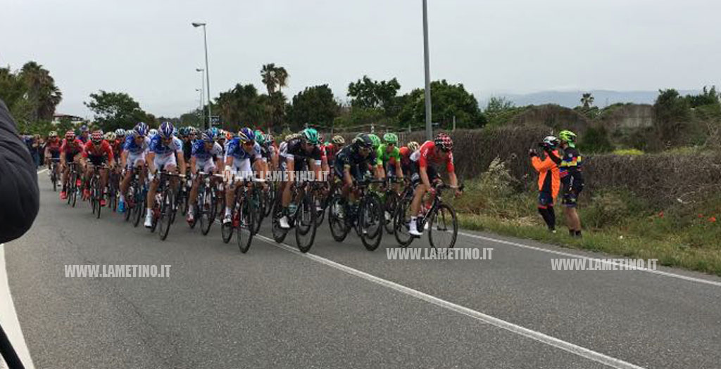 Lamezia, il 100esimo Giro d’Italia passa davanti stele otto ciclisti - VIDEO