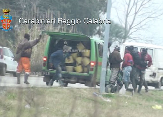 Calabria: Sfruttavano braccianti stranieri, quattro arresti